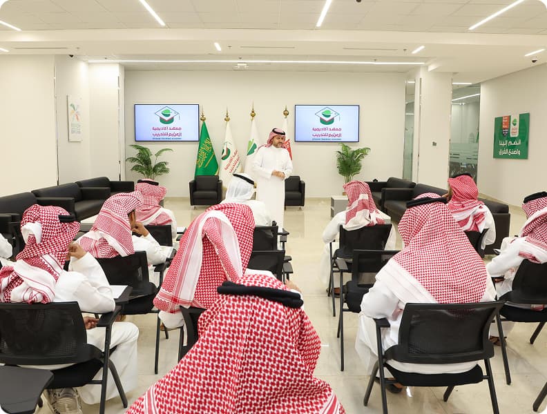 الناس يحضرون الأكاديمية للتدريب والتطوير المجاني.