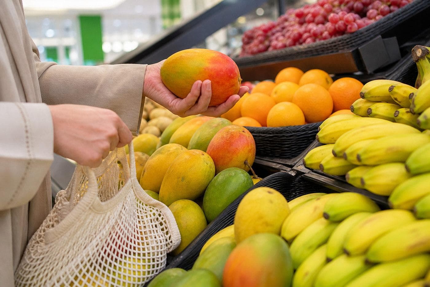 اختيار المانجو والموز والفاكهة الطازجة أثناء التسوق