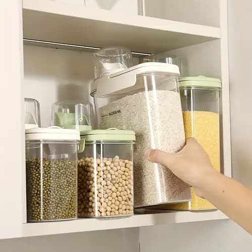 علب محكمة الإغلاق: هذي هي الطريقة الذهبية. استخدم علب بلاستيكية أو زجاجية محكمة الإغلاق. تأكد إنها نظيفة وجافة تمامًا قبل ما تحط فيها الأرز. هذا يمنع دخول الرطوبة والحشرات.